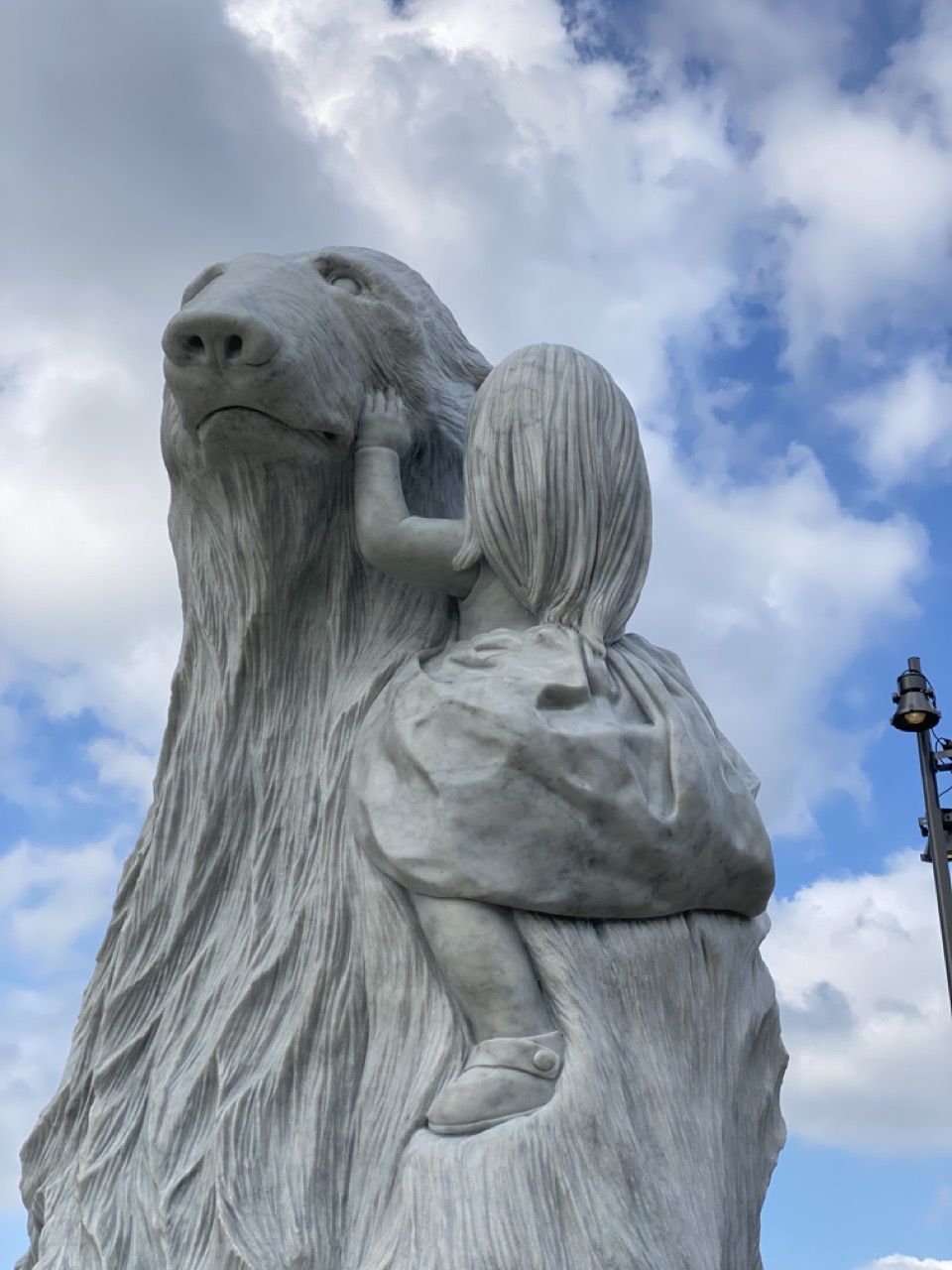 Monumental marmorskulptur af Maria Rubinke ved Horsens Havn. Skabt i hvid Carrara-marmor, 3,7 meter høj, opført i samarbejde med Galleri Franz Pedersen.